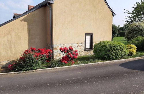 Melesse House | Holiday Home 'Longère Familiale' with Private Terrace, Private Garden and Wi-Fi