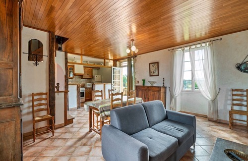 Loubejac House | Holiday Home Loubejac with Pool Views