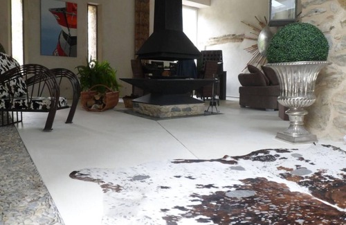 Savoillan House | Holiday Home 'Luxueuse Bergerie Pied Du Ventoux' with Mountain View, Shared Terrace and Wi-Fi