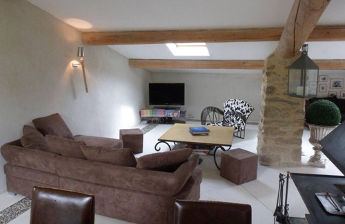 Savoillan House | Holiday Home 'Luxueuse Bergerie Pied Du Ventoux' with Mountain View, Shared Terrace and Wi-Fi