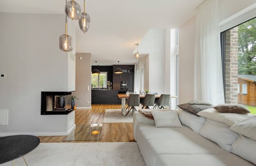 Tornesch House | Holiday Home 'Luxurious Family House' with Terrace and Wi-Fi