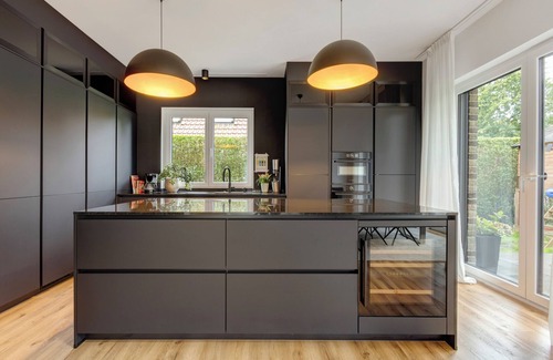 Tornesch House | Holiday Home 'Luxurious Family House' with Terrace and Wi-Fi