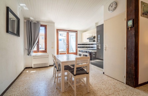Valras-Plage House | Holiday Home 'Maison De Pecheurs' with Private Terrace and Air Conditioning