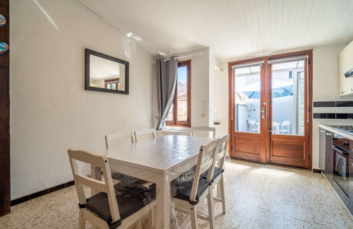 Valras-Plage House | Holiday Home 'Maison De Pecheurs' with Private Terrace and Air Conditioning