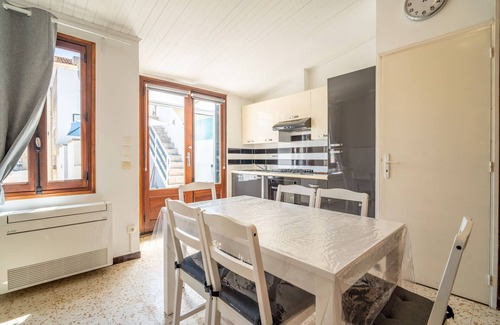 Valras-Plage House | Holiday Home 'Maison De Pecheurs' with Private Terrace and Air Conditioning