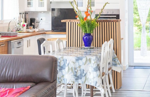 Saint-Yvi House | Holiday Home 'Maison Avec Terrasse Et Jardin' with Private Terrace, Private Garden and Wi-Fi