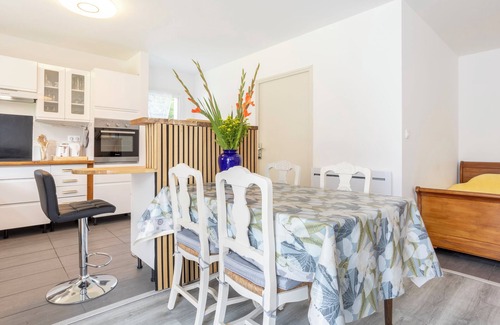 Saint-Yvi House | Holiday Home 'Maison Avec Terrasse Et Jardin' with Private Terrace, Private Garden and Wi-Fi
