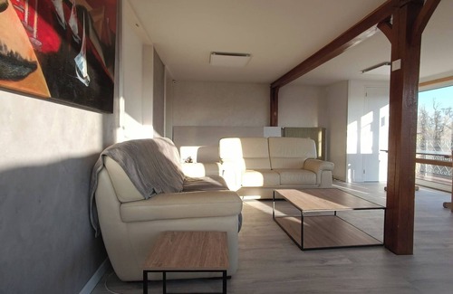Bourges House | Holiday Home 'Maison Au 19' with Shared Terrace, Shared Garden and Wi-Fi