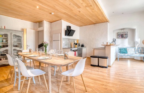 Revel House | Holiday Home 'Maison Avec Piscine Et Remous' with Private Pool, Private Terrace and Wi-Fi