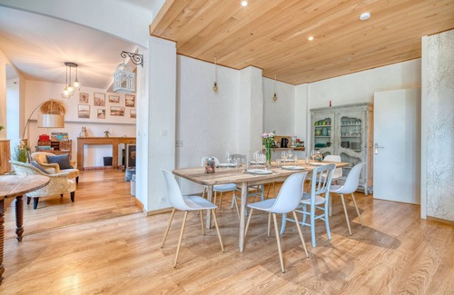 Revel House | Holiday Home 'Maison Avec Piscine Et Remous' with Private Pool, Private Terrace and Wi-Fi