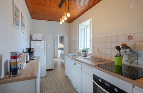 Challans House | Holiday Home 'Maison Calme' with Private Terrace, Private Garden and Wi-Fi
