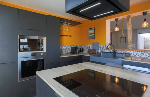 Langueux House | Holiday Home 'Maison De Charme Vue Mer Et Jacuzzy' with Private Garden and Wi-Fi