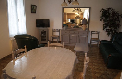 Blere House | Holiday Home "Maison En Touraine" with Private Terrace and Private Garden