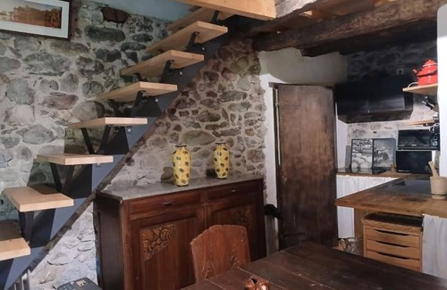 Balagueres House | Holiday Home 'Maison De Chouliou' with Mountain View, Private Terrace and Wi-Fi