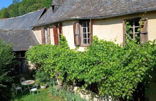 Balagueres House | Holiday Home 'Maison De Chouliou' with Mountain View, Private Terrace and Wi-Fi