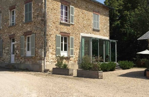 Crespieres House | Holiday Home 'Maison De Campagne Vers Versailles' with Private Terrace, Private Garden and Wi-Fi