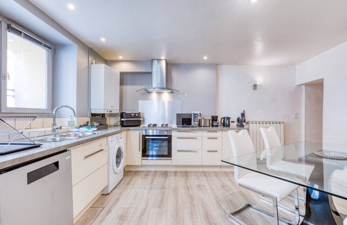 Lansargues House | Holiday Home 'Maison De Village' with Private Terrace, Wi-Fi and Air Conditioning