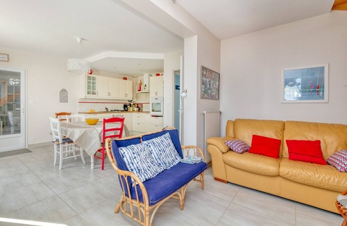 Le Croisic House | Holiday Home 'Maison Spacieuse 4p' with Sea View, Private Terrace and Wi-Fi