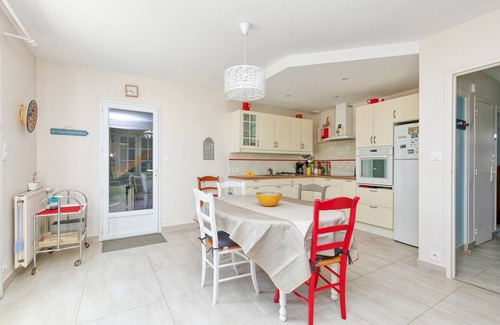 Le Croisic House | Holiday Home 'Maison Spacieuse 4p' with Sea View, Private Terrace and Wi-Fi