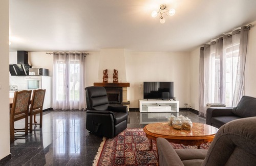 Medis House | Holiday Home 'Maison Médis' with Garden & Terrace