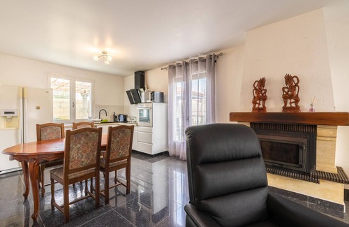 Medis House | Holiday Home 'Maison Médis' with Garden & Terrace