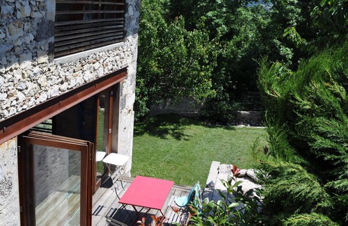 Noyarey House | Holiday Home 'Maison' with Mountain View, Shared Terrace and Wi-Fi