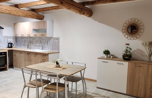 Le Thor House | Holiday Home 'Maisonnette' with Private Terrace, Private Garden and Wi-Fi