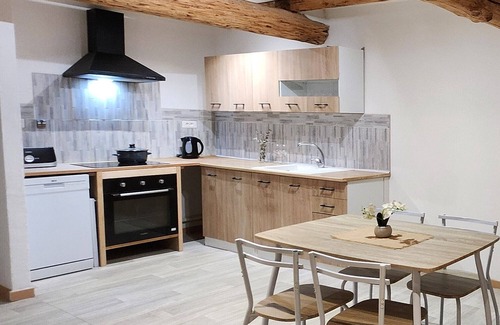 Le Thor House | Holiday Home 'Maisonnette' with Private Terrace, Private Garden and Wi-Fi