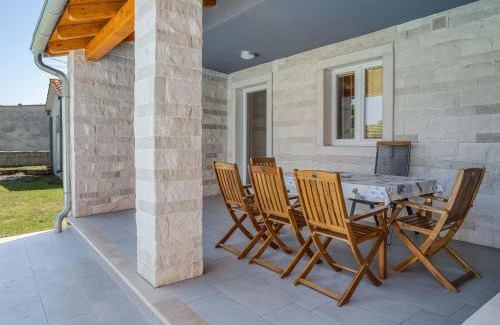 Bratulici House | Holiday Home Mario 2 by Interhome