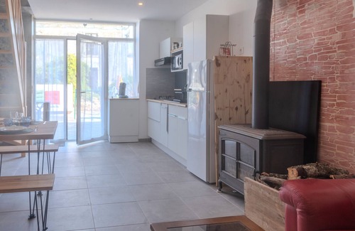 Vindelle House | Holiday Home 'Marronniers' with Private Terrace and Wi-Fi