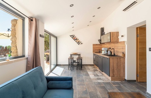 Le Barroux House | Holiday Home 'Mas De L'Acqueduc' with Shared Pool, Wi-Fi and Air Conditioning