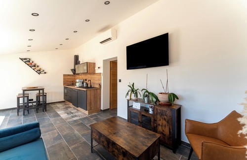 Le Barroux House | Holiday Home 'Mas De L'Acqueduc' with Shared Pool, Wi-Fi and Air Conditioning