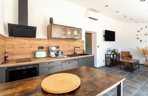 Le Barroux House | Holiday Home 'Mas De L'Acqueduc' with Shared Pool, Wi-Fi and Air Conditioning