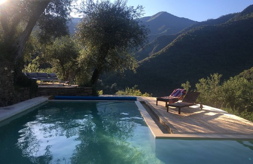 Castel Vittorio House | Holiday Home 'Mini House' with Mountain View, Shared Pool and Wi-Fi