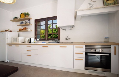 Pombal House | Holiday Home 'Mita's Country House' with Private Terrace, Balcony and Wi-Fi