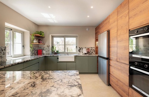 Malhao House | Holiday Home 'Modern Farmhouse with Pool' with Mountain View, Wi-Fi and Air Conditioning