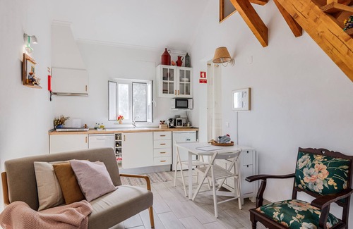 Santiago do Escoural House | Holiday Home 'Monte Da Masmorra De Baixo- Alecrim' with Shared Pool, Shared Garden and Wi-Fi