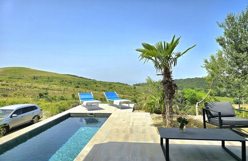 Ishem House | Holiday Home near Rodonit Beach with Garden