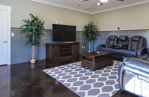 Winchester House | Holiday Home Near Jack Daniel Distillery and Tims ford Marina