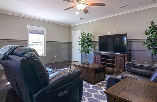 Winchester House | Holiday Home Near Jack Daniel Distillery and Tims ford Marina