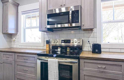 Winchester House | Holiday Home Near Jack Daniel Distillery and Tims ford Marina
