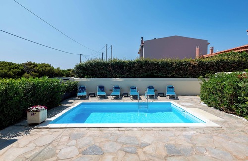 Spata-Artemida House | Holiday Home near the airport and port