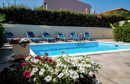 Spata-Artemida House | Holiday Home near the airport and port