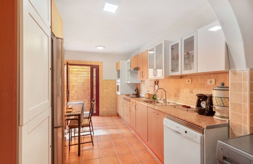 Telde House | Holiday Home 'Olas De Plata' with Mountain Views, Private Terrace and Wi-Fi