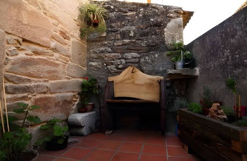 Rianxo House | Holiday Home 'O Lar De Natalio' with Sea View, Private Terrace and Wi-Fi