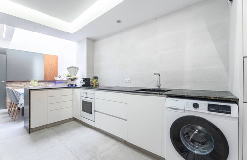 Aiora House | Holiday Home 'Oasis De Valencia' with Private Terrace, Wi-Fi and Air Conditioning