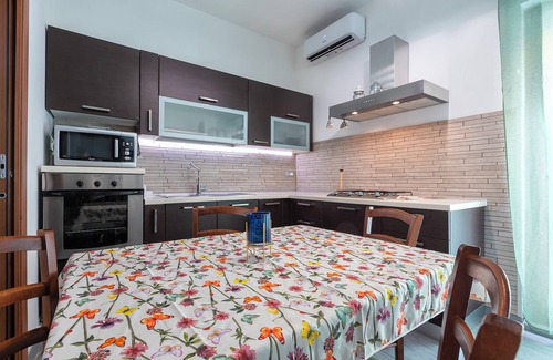 Porto Torres House | Holiday Home 'Oikos 58' with Private Terrace, Wi-Fi and Air Conditioning