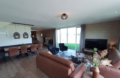 Leons House | Holiday home on the Frisian water with garden