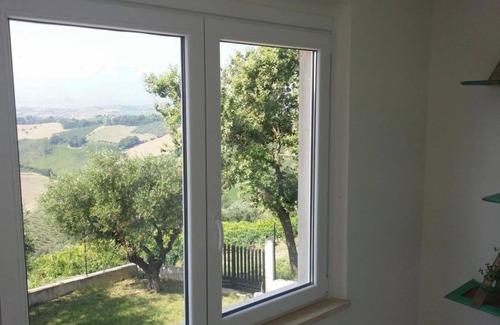 Offida House | Holiday Home 'Palme e Vigne' with Private Terrace, Shared Garden and Wi-Fi