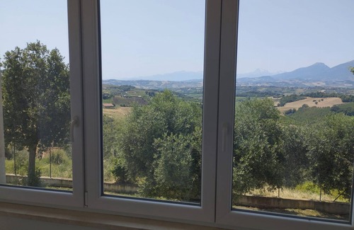 Offida House | Holiday Home 'Palme e Vigne' with Private Terrace, Shared Garden and Wi-Fi